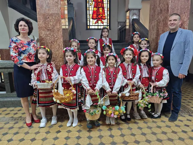 Лазарки пяха и танцуваха за здраве в Община Плевен