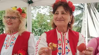 Багрилница на открито в Бургас: Лучени люспи, панждар и каркаде за най- красивото великденско яйце