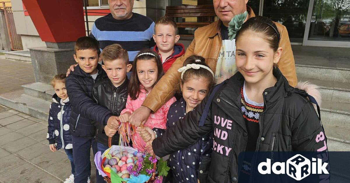 Повече от 300 пъстри Великденски яйца получиха като дарение в