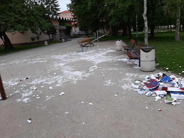 Вандали унищожиха напълно детската великденска украса в Градската градина на Плевен