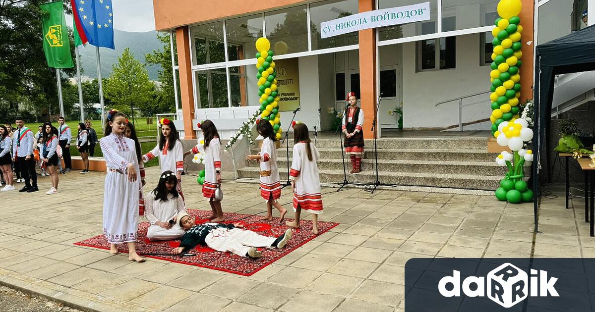 На тържествена церемония Средно училище Никола Войводов отбеляза своя патронен