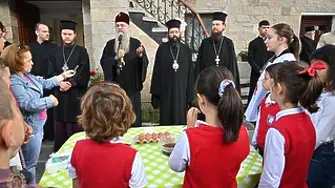 Над 200 деца боядисваха яйца с митрополит Николай, в Бачковския манастир също спазиха традицията 