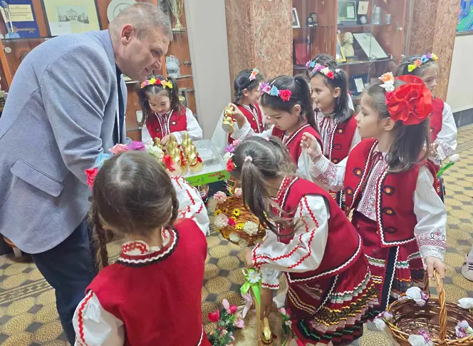 Лазарки пяха и танцуваха за здраве в Община Плевен