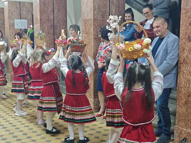 Лазарки пяха и танцуваха за здраве в Община Плевен