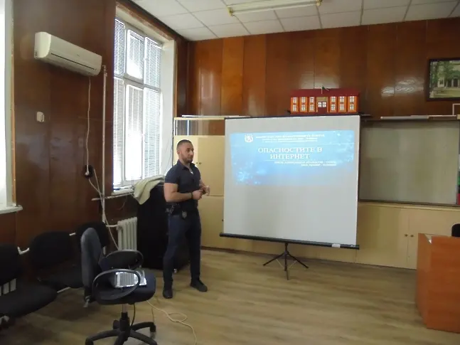 Служители от ОДМВР – Плевен и РУ Червен бряг проведоха кампания за безопасен интернет сред ученици от Червен бряг