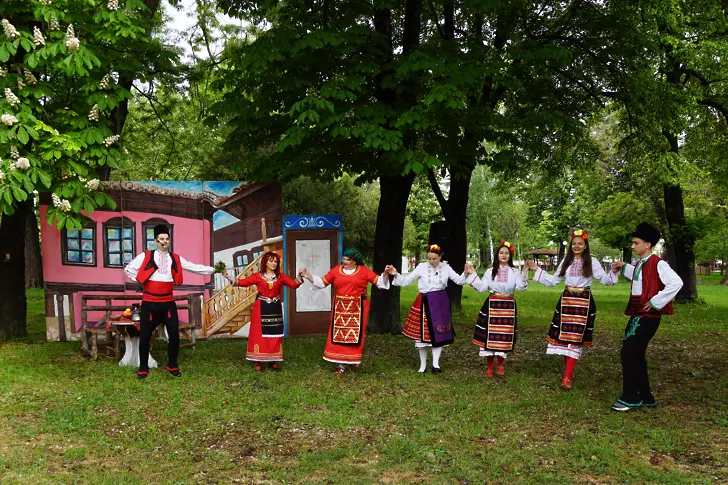 Десетият Фолклорен Фестивал ”Гергьовски люлки” в Левски - тържество на обичта към фолклорното ни богатство.