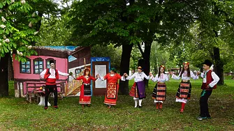 Десетият Фолклорен Фестивал ”Гергьовски люлки” в Левски - тържество на обичта към фолклорното ни богатство.