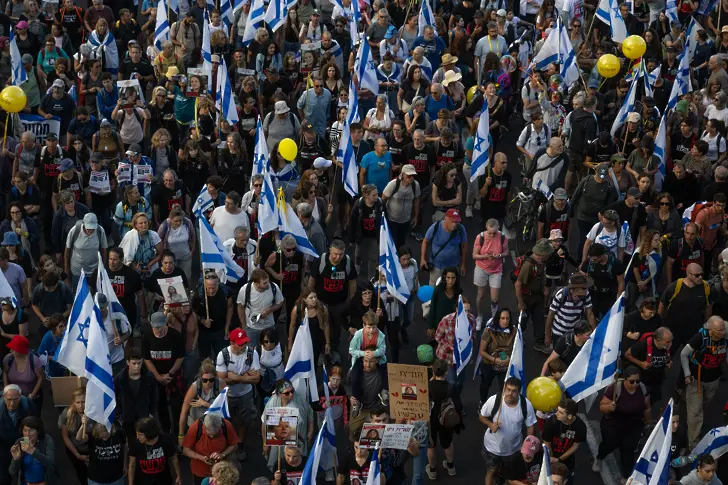 „Войната не е свята, животът е“: Десетки хиляди протестираха в Тел Авив