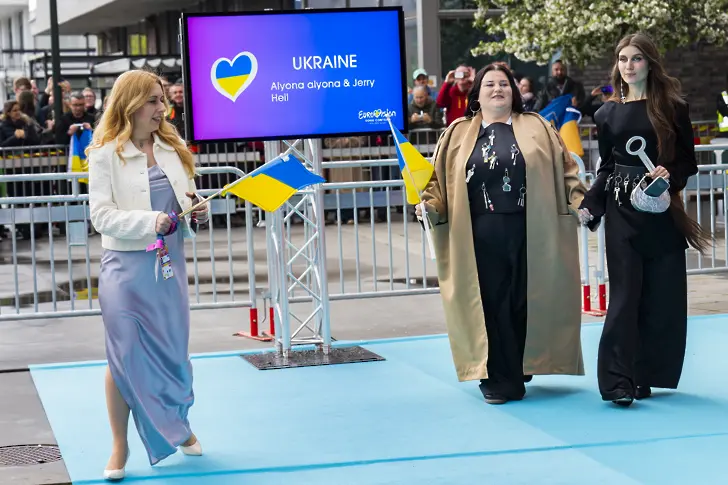Шоуто започва: Участниците на Евровизия позират в Малмьо с най-екстравагантните тоалети на сезона