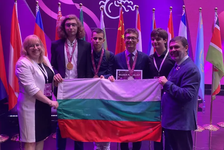 Пореден успех: Българските ученици, които се прибраха с три медала от Международната Менделеева олимпиада по химия в Китай