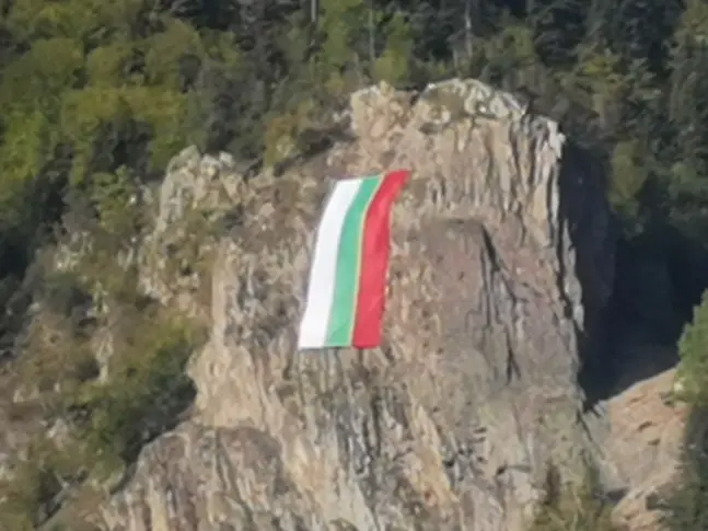 Български трикольор отново украси Орловата скала над Смолян