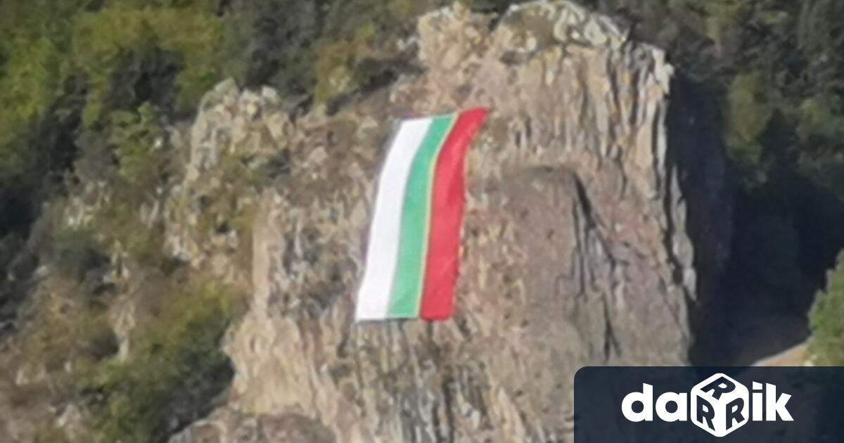 Огромен български трикольор отново украси Орловата скала в местността Усойката
