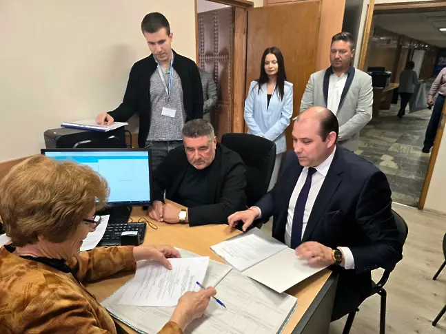 ГЕРБ-СДС регистрира листата си в РИК - Плевен за изборите на 9-ти юни