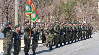 Военни показват въоръжение, техника и алпийско имущество в центъра на Смолян 