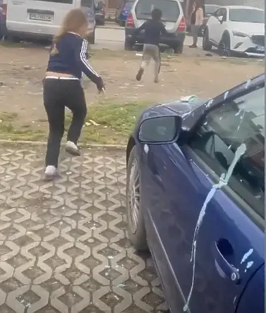Ромчета заляха колата на жена пред КАТ Пловдив, защото отказала да им даде пари (ВИДЕО)