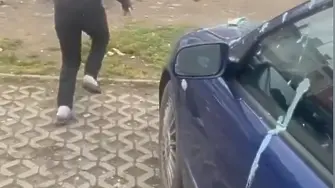 Ромчета заляха колата на жена пред КАТ Пловдив, защото отказала да им даде пари (ВИДЕО)
