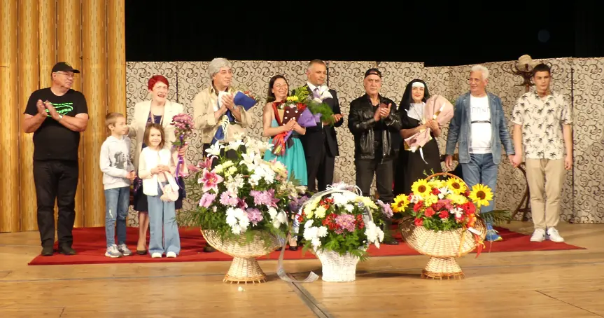 Читалищният театър в Нова Загора представи премиерата си за новия сезон 