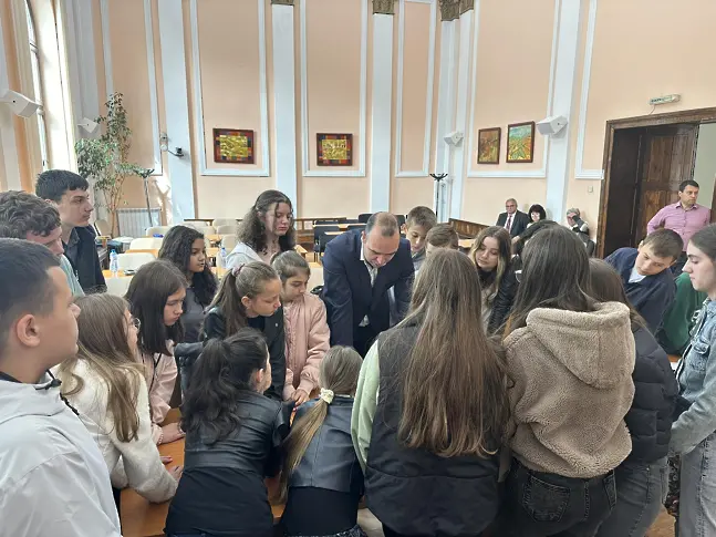 Ученици от ОУ „Проф. Марин Дринов“ вземаха решения за бъдещето на Кюстендил рамо до рамо с кмета инж. Огнян Атанасов
