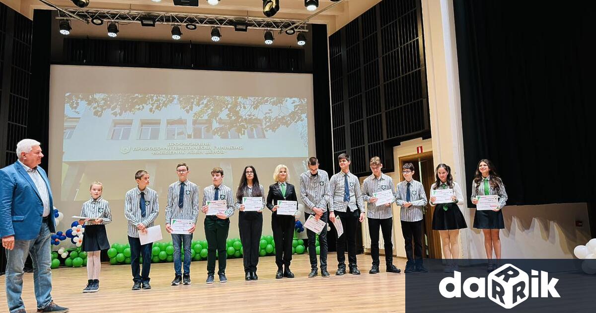 На тържествена церемония Профилираната природо математическа гимназия Акад Иван Ценов отбелязва