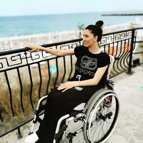 Млада жена в инвалидна количка се нуждае от подкрепа