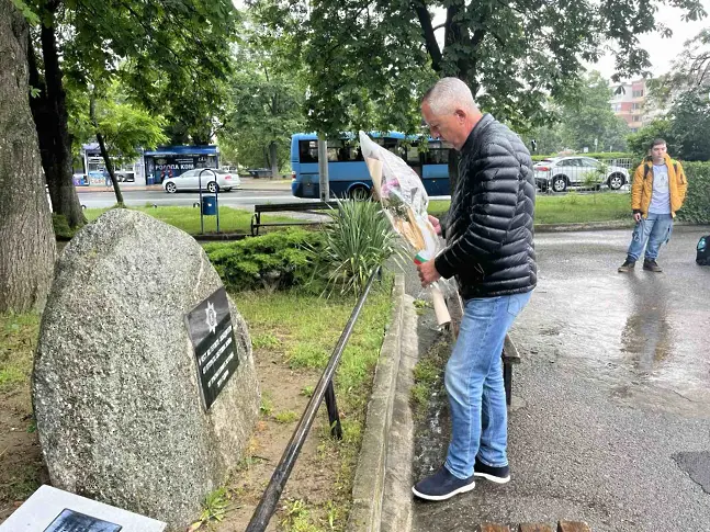 Чавдар Божурски поднесе цветя пред паметника на героите, дали живота си за победата във Втората световна война