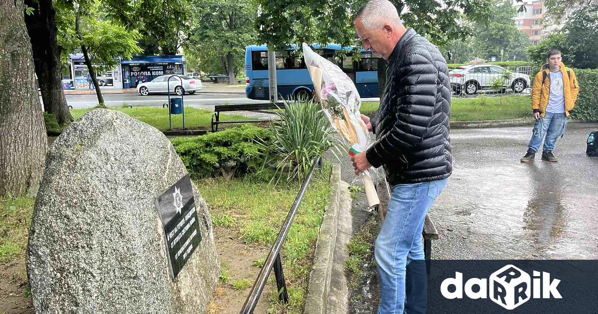 Областният управител на Сливен Чавдар Божурски поднесе цветя пред паметника