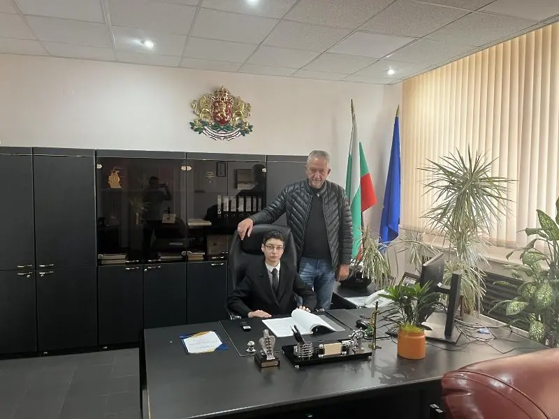 14-годишният Димитър Митев зае за ден мястото на областния управител на Сливен