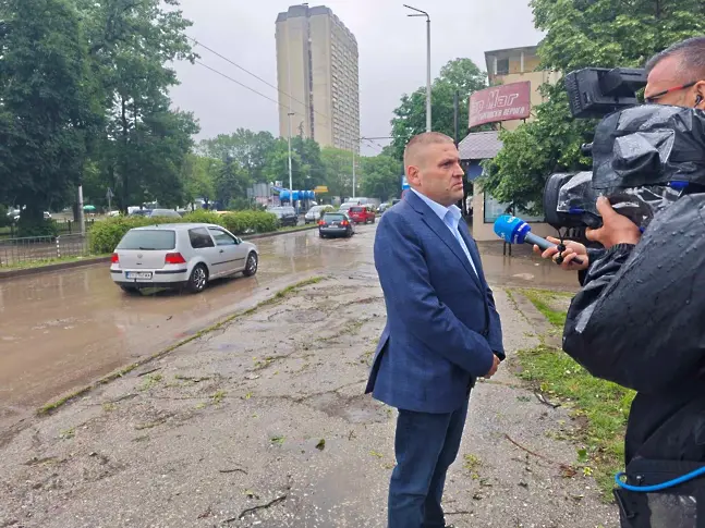 Кметът на Плевен: Всички екипи и служби са ангажирани с отстраняване на щетите след градушката над Плевен