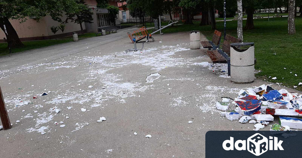 Установени са вандалите унищожили детската великденска украса поставена в Градската