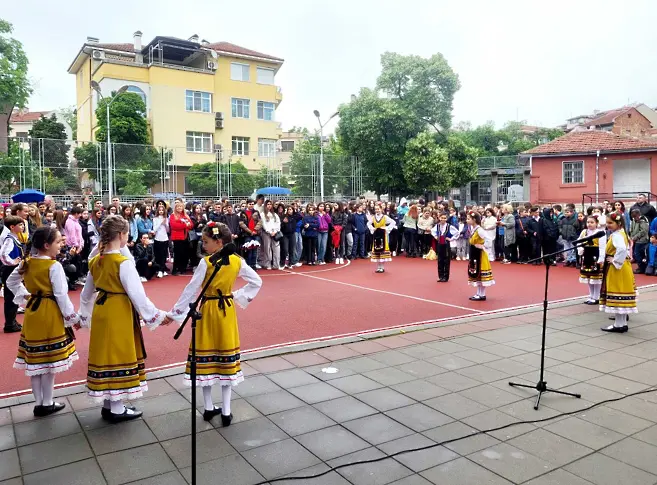 С пъстър калейдоскоп от таланти ОУ „Алеко Константинов“ в Пловдив отпразнува патронния си празник(СНИМКИ)