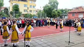 С пъстър калейдоскоп от таланти основно училище „Алеко Константинов“ в Пловдив отпразнува патронния си празник(СНИМКИ)
