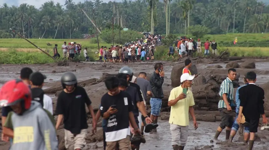 Най-малко 41 загинали и десетки в неизвестност след внезапни наводнения и „студена лава“ в Индонезия