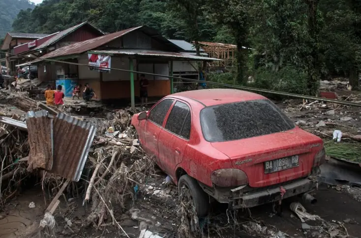 Най-малко 41 загинали и десетки в неизвестност след внезапни наводнения и „студена лава“ в Индонезия
