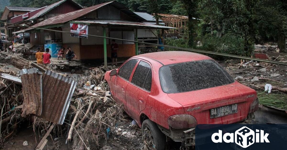 Най малко 41 души са загинали след внезапни наводнения и
