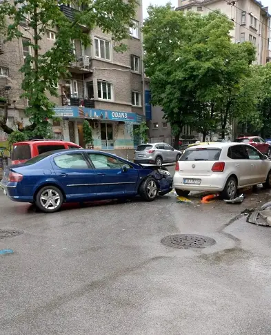 Кола се заби в колчетата на велоалеята на бул. „Патриарх Евтимий“