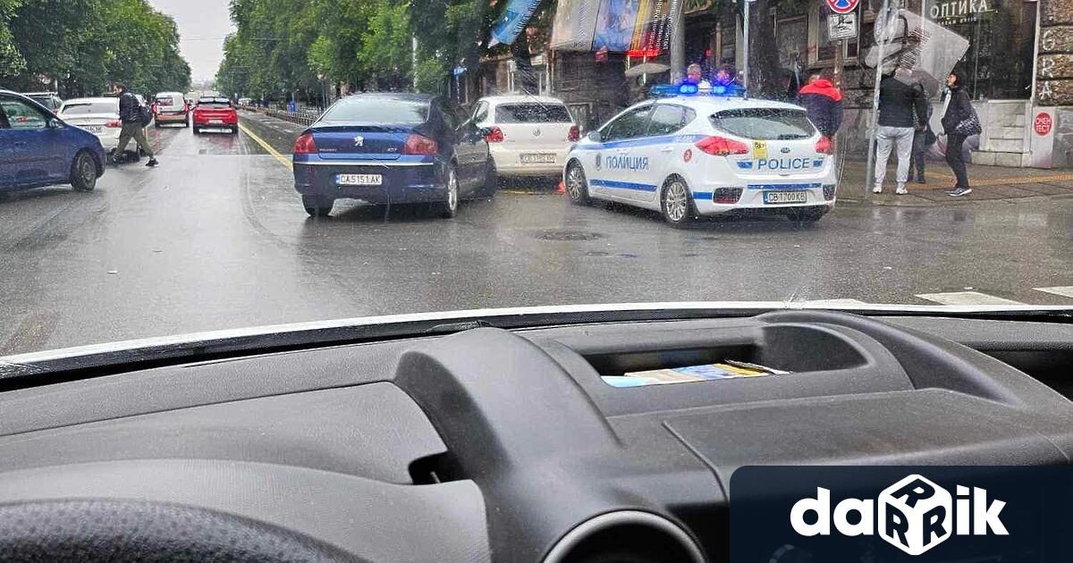 Лек автомобил се заби в колчетата на велоалеята на ъгъла