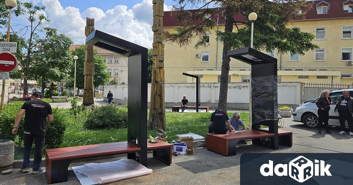 Враца вече разполага със съвременни соларни пейки съобщи кмет на