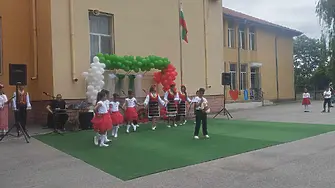 Над 150 деца от седем сливенски училища участват във фолклорен фестивал 