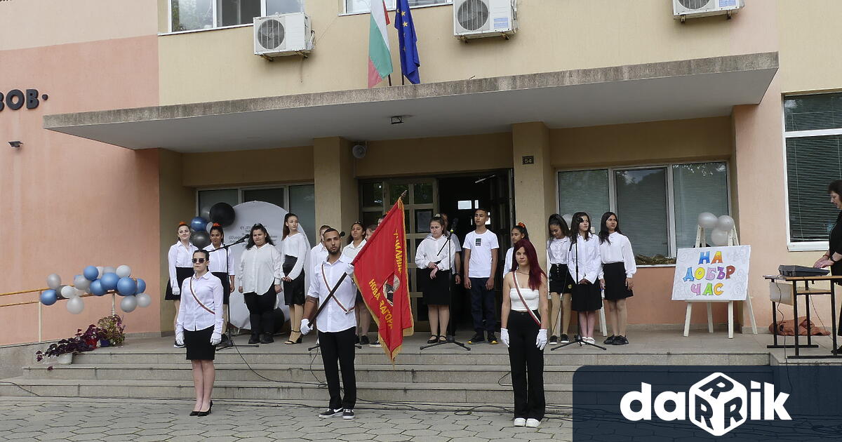 СУ Иван Вазов изпрати с тържествена церемония зрелостниците от випуск