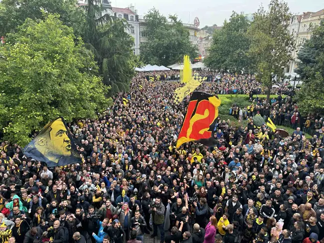 Пищна заря и бурни овации пред община Пловдив,  ликуващите фенове на „Ботев“ аплодираха мощно издигането на Купата на България (снимки)