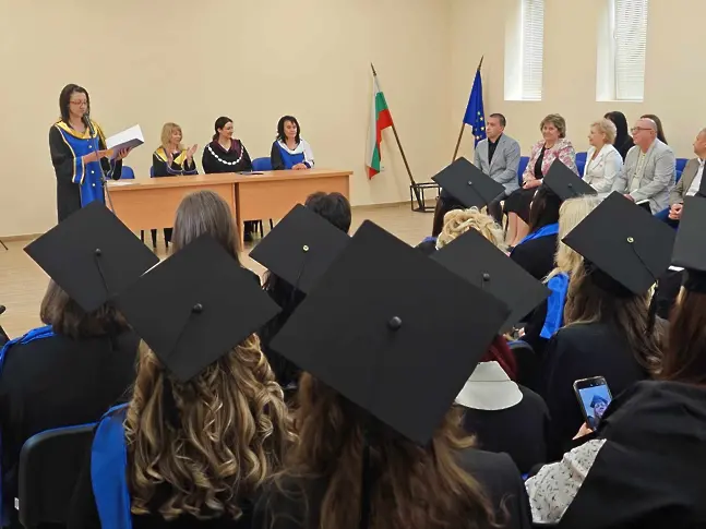 Връчиха дипломите на абсолвенти от Педагогически колеж – Плевен
