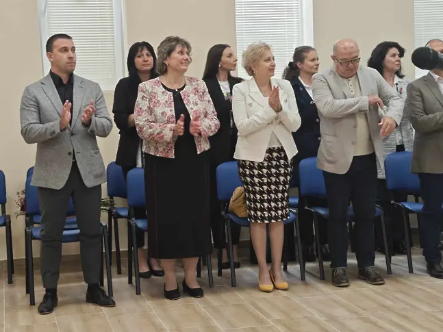 Връчиха дипломите на абсолвенти от Педагогически колеж – Плевен