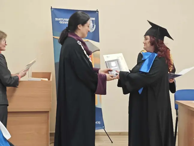 Връчиха дипломите на абсолвенти от Педагогически колеж – Плевен