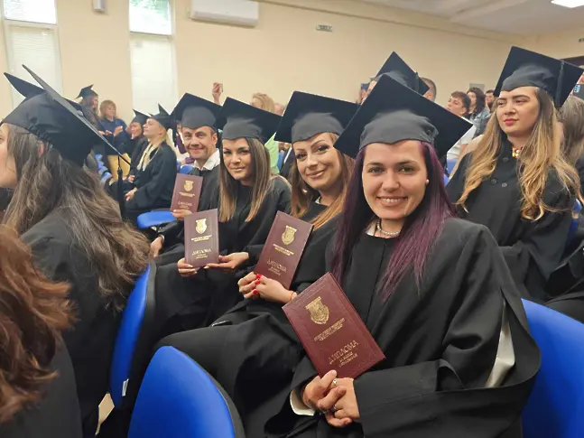 Връчиха дипломите на абсолвенти от Педагогически колеж – Плевен