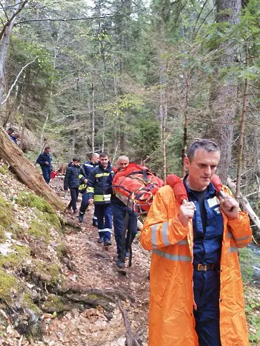 Наградиха пожарникари от Смолян, участвали в спасителна акция на туристка в Родопите 