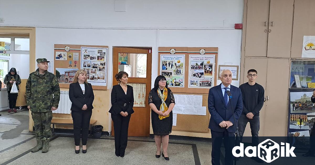 Министърът на отбраната Атанас Запрянов гостува на ученици от Профилирана