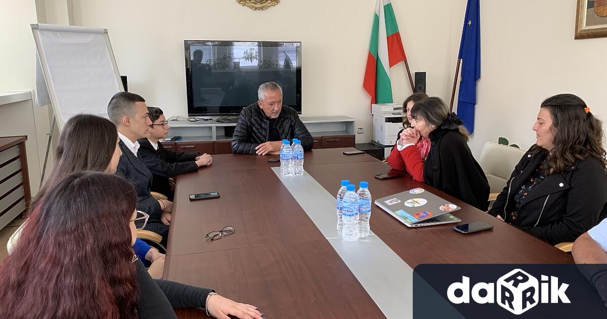 Областният управител Чавдар Божурски се срещна с представители на Младежки