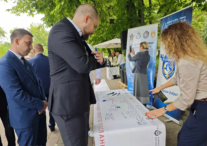 От Плевен започна проект за най-дълго послание за мир на планетата