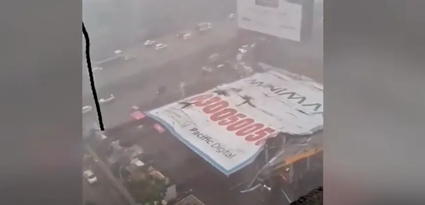 Най-малко 14 загинали след срутване на билборд в Индия (видео)