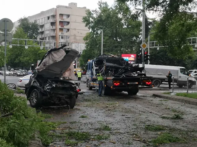 Двама младежи загинаха при тежка катастрофа в центъра на Пловдив